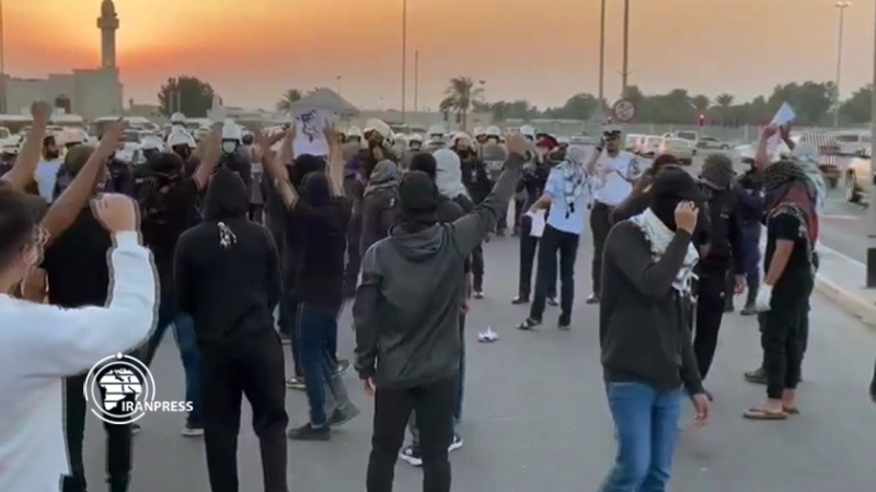 بحرین میں صیہونی صدر کا پتلا اور تصویر نذر آتش (ویڈیو)
