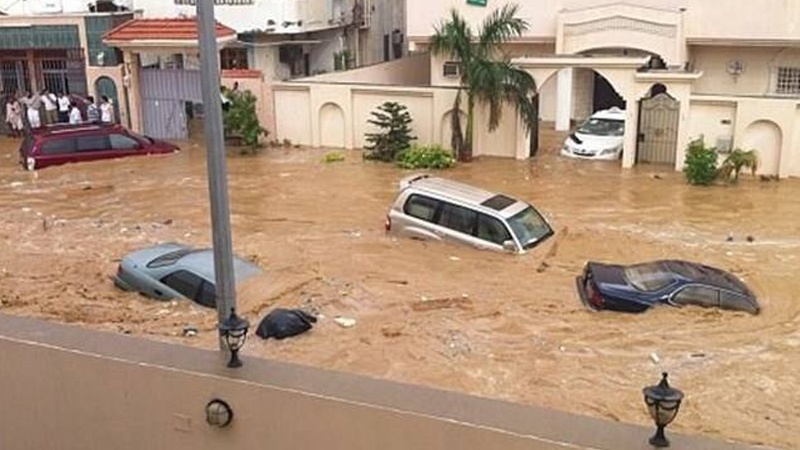 سعودی عرب میں طوفانی بارش اور سیلاب، بجلی منقطع، عوام میں افراتفری (ویڈیو)