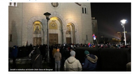 Serbët mblidhen afër Kishës Shën Sava në Beograd, me thirrje nacionaliste