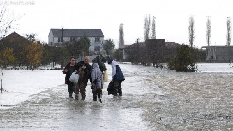 Uji tërhiqet nga oborret, kurse mbi 400 ha mbeten të përmbytur 