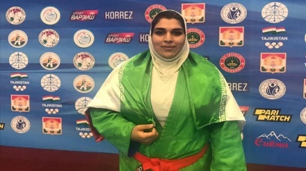 İranlı qadın 2022-ci ildə kuraş üzrə ən yaxşı idmançı seçilib