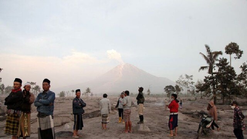 Ji ber hilpirjîna volkanê li Caveya Endonezyayê zêdetirî 2000 kes aware bûn