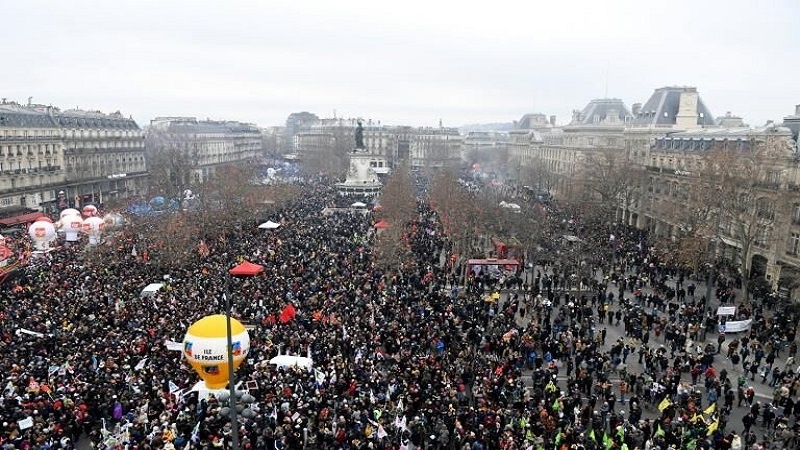 فرانس میں مظاہرین پر پولیس تشدد کی مذمت 