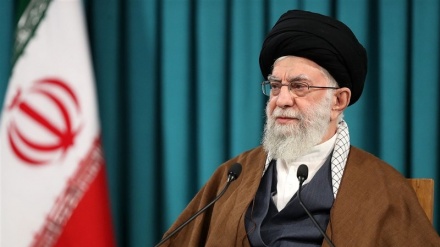 Lideri i revolucionit islamik dënoi fyerjet ndaj Kuranit