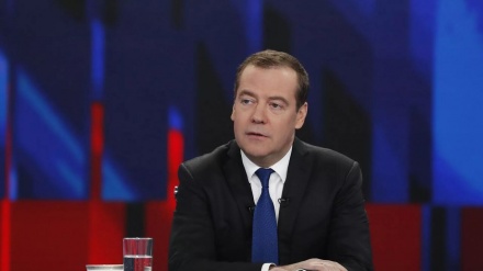 Medvedev: “Serokwezîrê Japonê bêbextîyê li gorîyên bombebarana navokî dike”