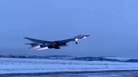 قطبِ شمالی کے اوپر روسی بمبار طیاروں کی اڑان (ویڈیو)