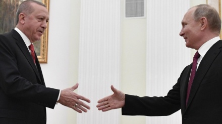  Putin kritikon politikat ‘destruktive’ të Kievit