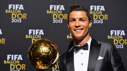 Ronaldo 'Goga Zêrîn' a sala 2013an ji bo karûbarên xêrxwaziyê firot