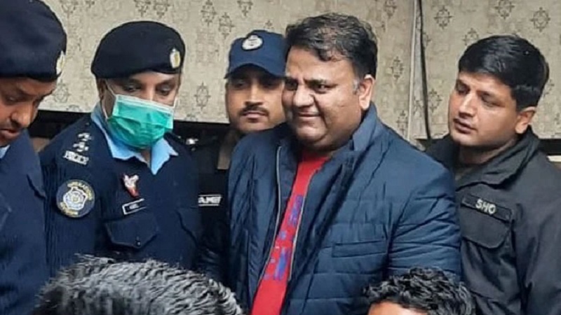 پولیس فواد چودھری کو اسلام آباد سے لاھور لے گئی