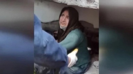 خاتون جو بے پردہ ملبے تلے سے نکلنے کو تیار نہ ہوئی (ویڈیو)