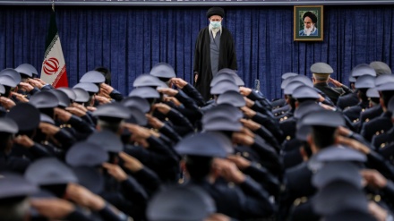 فضائیہ کے کمانڈروں اور جوانوں کی رہبر انقلاب اسلامی سے ملاقات - تصاویر