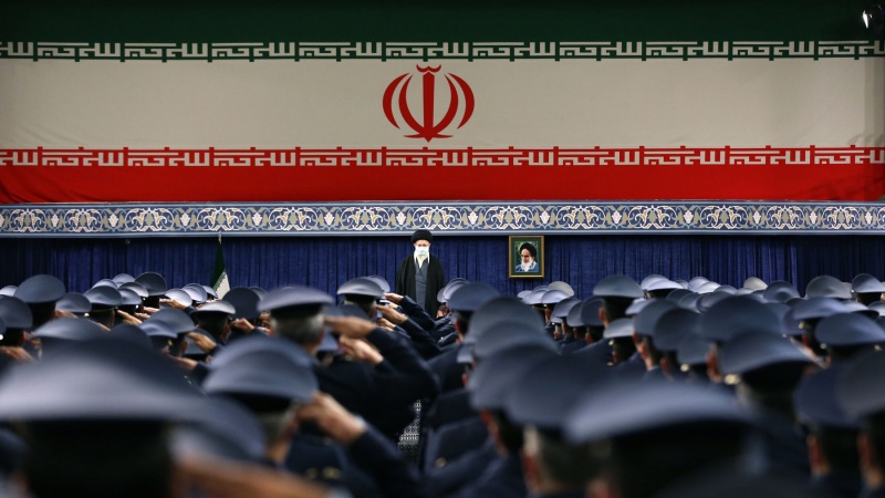 ایران کی ائیر فورس کے کمانڈروں کی رہبر انقلاب اسلامی کی خدمت میں سلامی (ویڈیو)