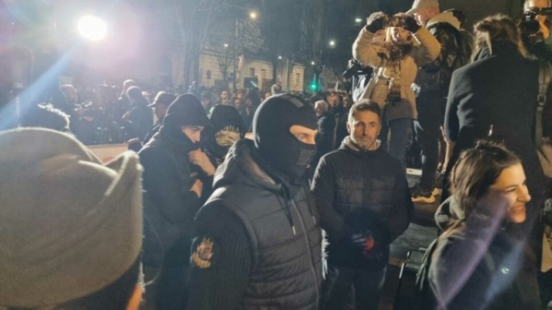 “Arrestoni Vuçiçin”, “tradhti”! Përshkallëzohet protesta në Beograd