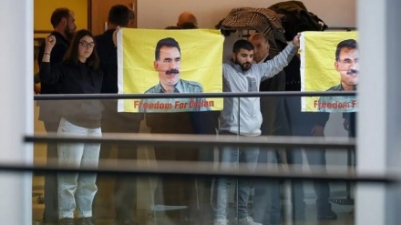 Protestuesit kurdë futen në sallën e PE, evakuohen eurodeputetët 