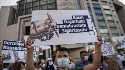 Dezgehên mafên merivan ji ber bisînorkirina berfire ya medyayan li Tirkîyê rexne kirin