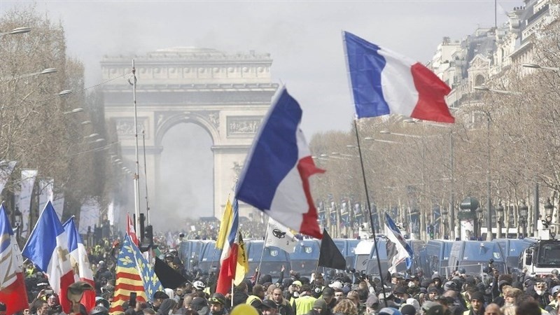 فرانس: پرتشدد مظاہرے، پولیس نے کسانوں کو بھی نہیں چھوڑا 