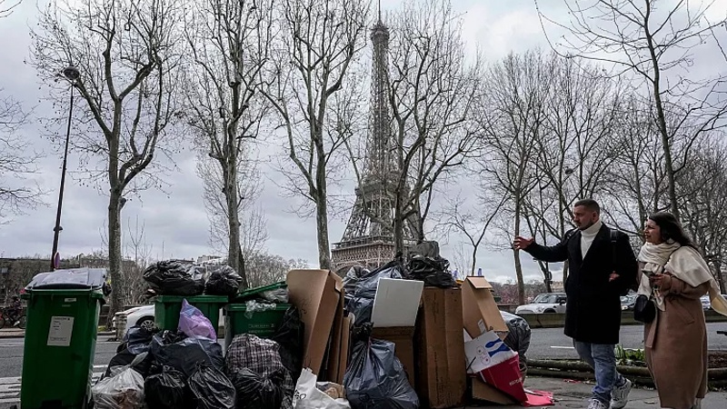 İşçilərin tətilindən sonra Paris küçələri zibilliyə çevrilib