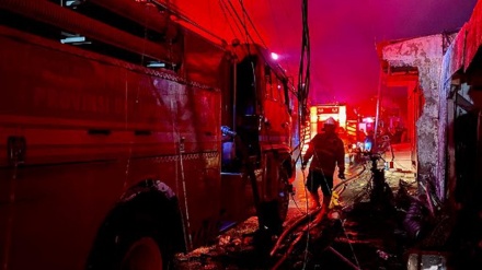 انڈونیشیا : تیل کے گودام پر آسمانی بجلی گرنے کے بعد آگ لگی، 16 ہلاک (ویڈیو)