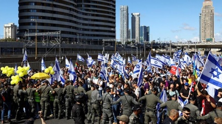  Protestat masive detyrojnë liderët izraelitë të takojnë shefin e Pentagonit në aeroport