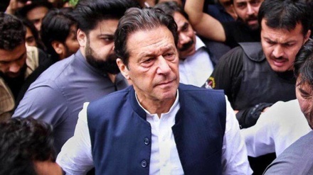 حکومت آئین کی خلاف ورزی کر رہی ہے: عمران خان کا دعوی