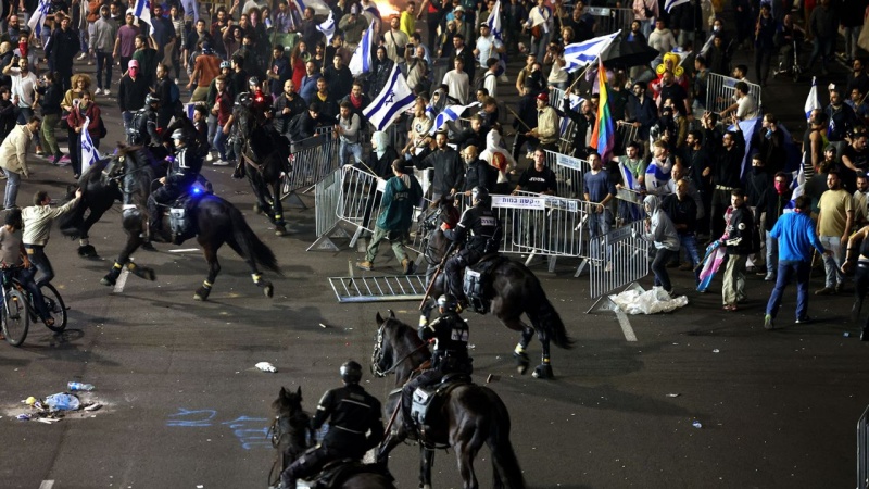 اسرائیل میں بگڑتے حالات، وسیع مظاہرے، پولیس پر حملہ، لوٹ مار، توڑ پھوڑ (ویڈیوز)