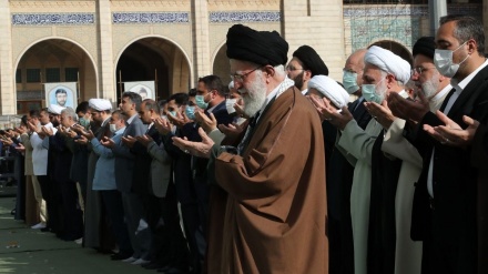 Nimêja Cejna pîroz a Remezanê li Tehranê bi pêşnimêjiya Rêberê mezin ê Înqilaba Îslamî hat xwendin
