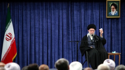 دنیا میں رونما ہونے والی سیاسی تبدیلیوں سے ایران دشمن محاذ کمزور ہو رہا ہے: رہبر انقلاب 