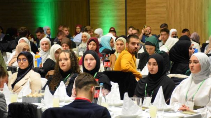 Više od 1.000 mladih na iftaru s reisul-ulemom