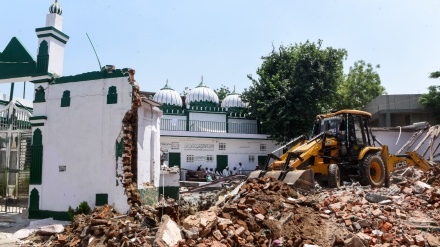 ہندوستان؛ دارالحکومت دہلی میں 250 سالہ مسجد میں واقع مدرسہ پر بلڈوزر چلا دیا گیا