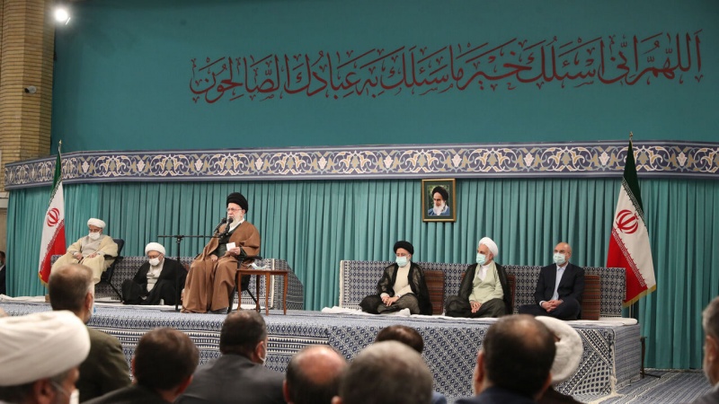عالم اسلام اتحاد کے ذریعے مشکلات سے چھٹکارا حاصل کرسکتا ہے، رہبر انقلاب اسلامی 