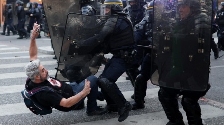 مظاہرین کے ساتھ مہربانی سے پیش آتی فرانسیسی پولیس (ویڈیو)