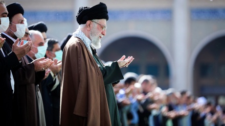  رہبر انقلاب اسلامی کی امامت میں عید الفطرکی نماز