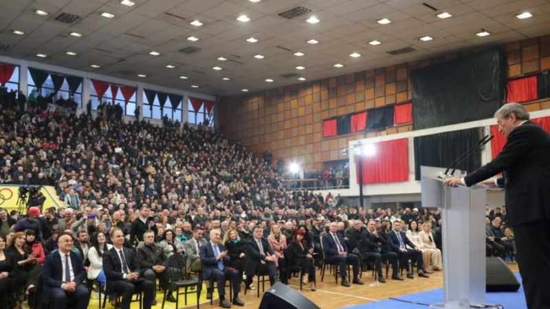 Takimi i jashtëzakonshëm i opozitës në Elbasan/ Edhe Damian Gjiknuri e ndjek live 