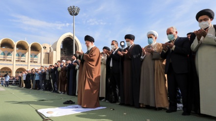 کلام نور: رہبر انقلاب اسلامی کی اقتدا میں عید الفطر کی نماز اور خطبے