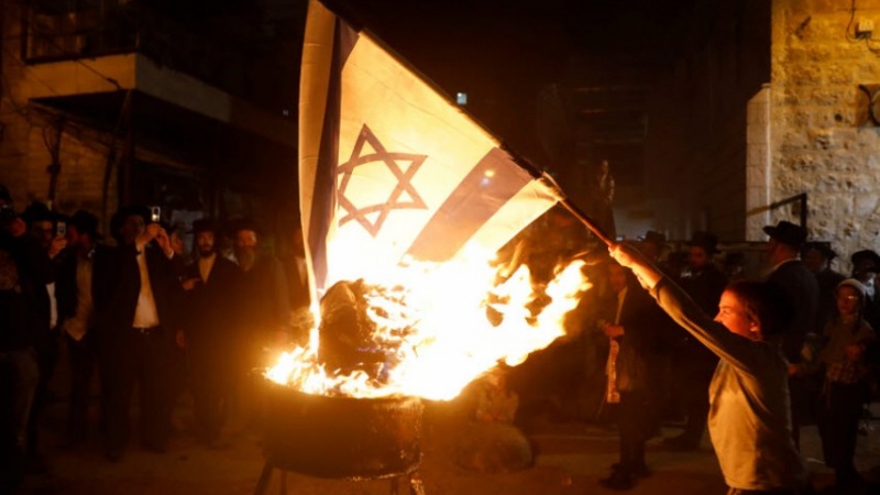 Ortodoks yəhudilər saxta sionist rejimin bayrağını yandırıblar