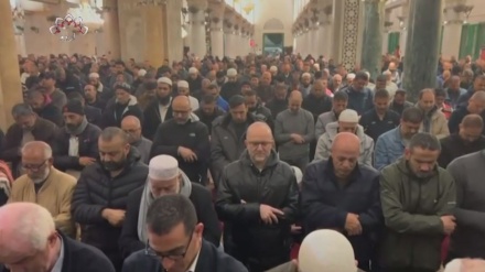 قبلۂ اول میں نماز جمعہ ، دسیوں ہزار فلسطینیوں کی شرکت