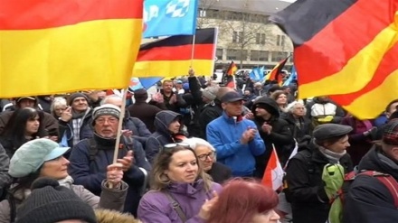 کیا جرمنی میں جمہوریت دم توڑ رہا ہے؟