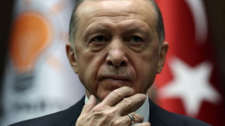 ترک صدر اردوغان کو اپنے باڈیگارڈ پر بھی اعتماد نہیں (ویڈیو)