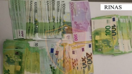 Po iknin nga Shqipëria/ Nënë e bijë ‘vishen’ me euro, kapet shuma e madhe në Rinas 