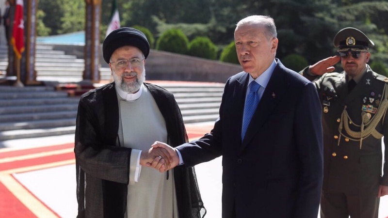 Raisi telefonon Erdoganin, bën thirrje për përshpejtimin e bashkëpunimit Iran-Turqi
