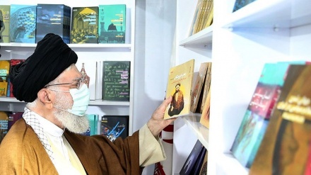 رہبر انقلاب اسلامی ’’تہران کتب میلہ‘‘ کے معائنے کو پہنچے (ویڈیو)