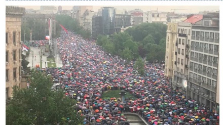 Protesta - Kërkojnë shkarkimin e Vuçiqit, mbushen rrugët e Beogradit 