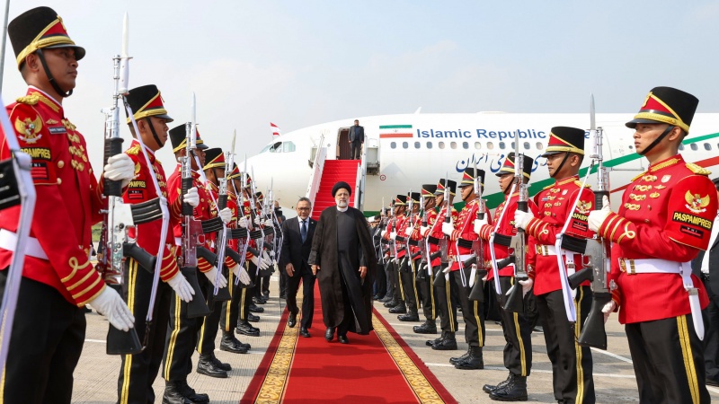 صدرِ ایران جکارتا پہنچ گئے (ویڈیو+تصاویر)