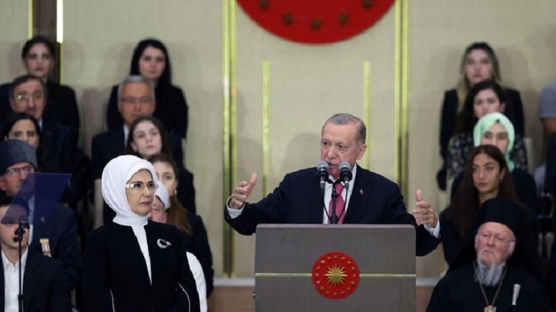 Nûnerên Opozîsyona Tirkiyê dema rêzgirtina Erdogan li civata gelemperî ya Meclîsa Tirkiyê, itiraz kirin