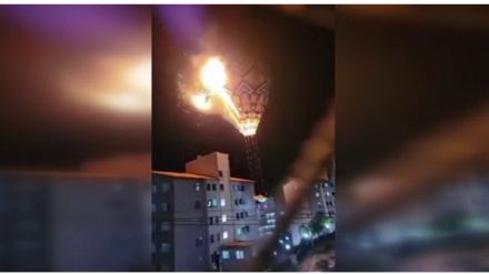 آگ میں سلگتا بڑا بلون رہائشی عمارت کے اوپر جا گرا (ویڈیو)