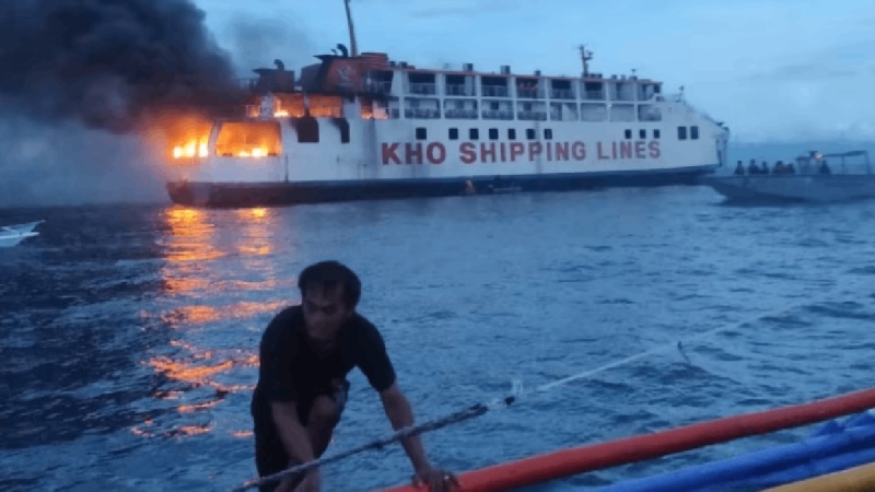 فلپائن کے سمندر میں بحری جہاز میں آتش زدگی
