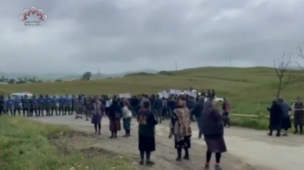 Söyüdlü sakini: “Polislər şəhid anasını döydülər” 