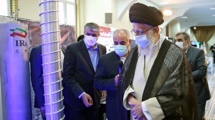 رہبر انقلاب اسلامی نے جوہری صنعت کی مصنوعات کی نمائش کا معائنہ کیا