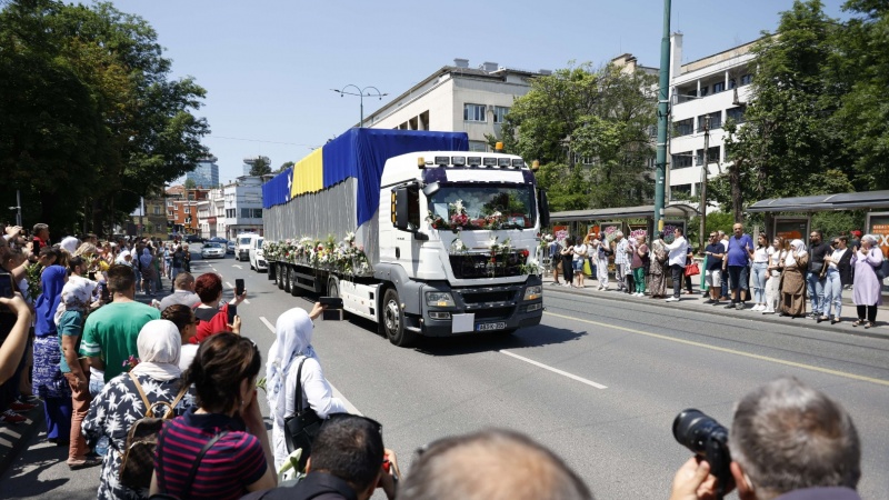 Kolona sa tabutima žrtava genocida ispraćena ispred Predsjedništva BiH