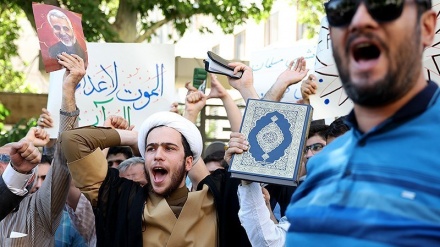 سویڈن میں قرآن پاک کی توہین کے خلاف تہران میں اس ملک کے سفارت خانے کے سامنے احتجاجی مظاہرہ
